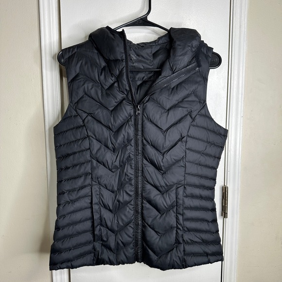 BE by Blanc Noir Jackets & Blazers - Women's Black Hooded Puffer Vest Chevron Quilted Down Blend TOB227 M Lightweight